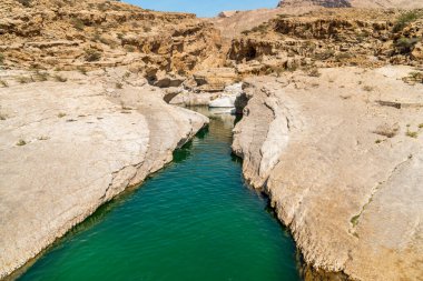 Umman Sultanlığı çölündeki Wadi Bani Khalid vahasının manzarası..