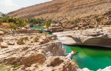 Umman Sultanlığı çölündeki Wadi Bani Khalid vahasının manzarası..