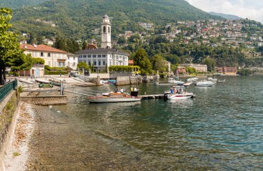 Cernobbio, Como, İtalya - 30 Haziran 2022: Lombardy Gölü kıyısındaki popüler tatil beldesi Cernobbio Lakefront.