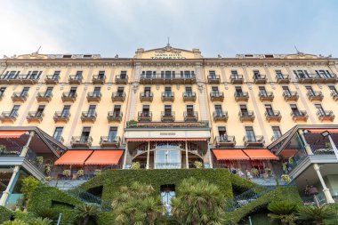 Tremezzina, Lombardy, İtalya - 5 Eylül 2022: Como Gölü kıyısındaki lüks Grand Hotel Tremezzo manzarası.