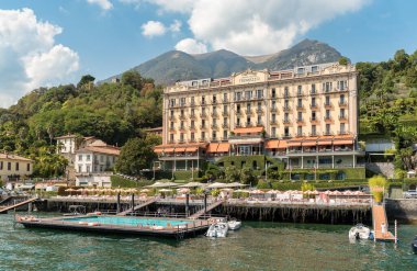 Tremezzina, Lombardy, İtalya - 5 Eylül 2022: Como Gölü kıyısında yüzme havuzlu lüks Grand Hotel Tremezzo manzarası.