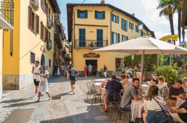 Bellagio, Lombardy, İtalya - 5 Eylül 2022: Como Gölü üzerindeki Bellagio küçük köyünü ziyaret eden insanlar.