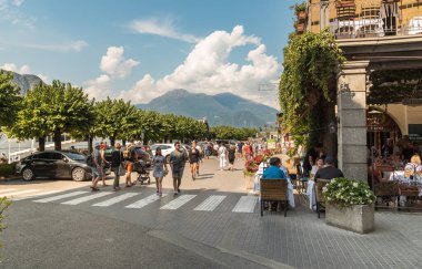 Bellagio, Lombardy, İtalya - 5 Eylül 2022: Como Gölü üzerindeki Bellagio küçük köyünü ziyaret eden insanlar.