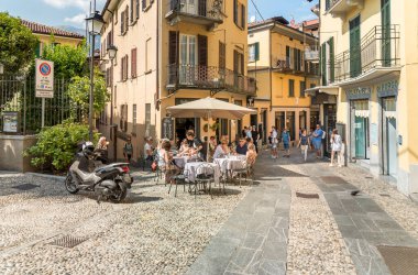 Bellagio, Lombardy, İtalya - 5 Eylül 2022: Como Gölü üzerindeki Bellagio küçük köyünü ziyaret eden insanlar.