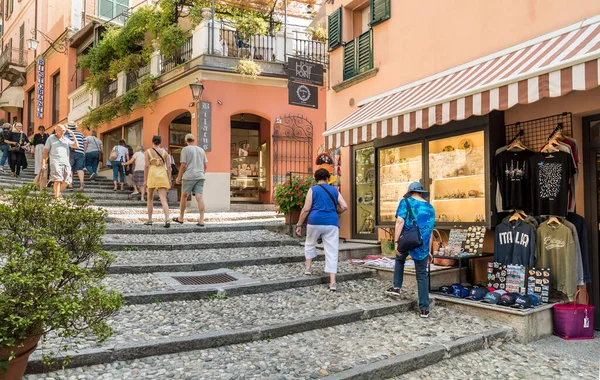 Bellagio, Lombardy, İtalya - 5 Eylül 2022: Como Gölü üzerindeki Bellagio küçük köyünü ziyaret eden insanlar.