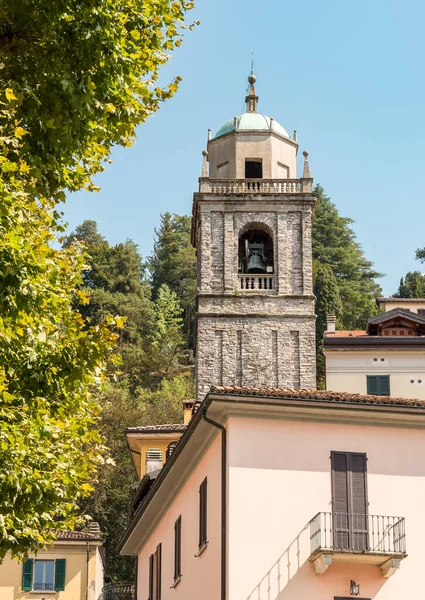 Widok Dzwonnicę Kościoła San Giacomo Bellagio Nad Jeziorem Como Lombardia — Zdjęcie stockowe