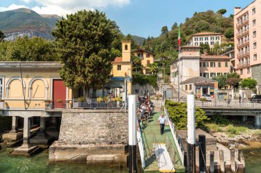 Tremezzo, Lombardy, İtalya - 5 Eylül 2022 Tremezzo köyünün turistlerle dolu rıhtımı Como Gölü 'nü gezmek için feribot bekliyor..