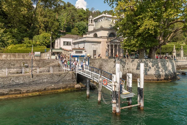 トレメジナ ロンバルディア州 イタリア 2022年9月5日 トレメジナ村のカルロッタ別荘の桟橋観光客と一緒にコモ湖の観光のためのフェリーボートを待っています — ストック写真