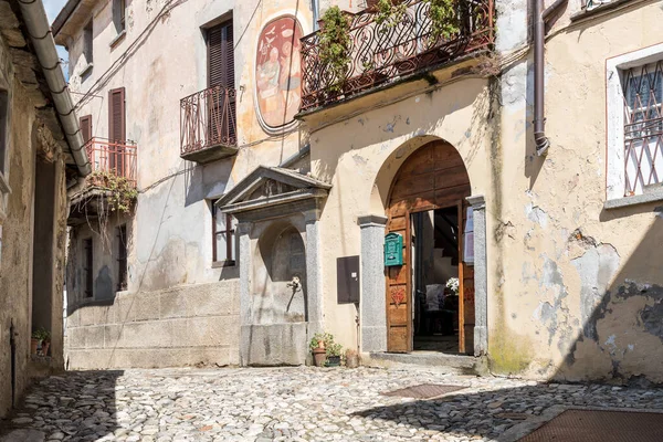 Narrow Cobblestones Streets Paintings Walls Ancient Painted Village Arcumeggia Province — Stock Photo, Image