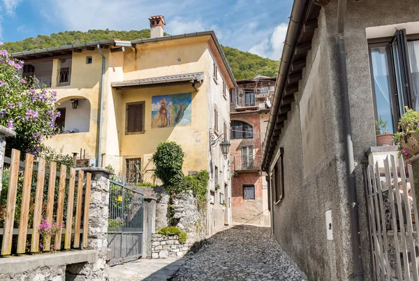 Narrow Cobblestones Streets Paintings Walls Ancient Painted Village Arcumeggia Province — Stock Photo, Image
