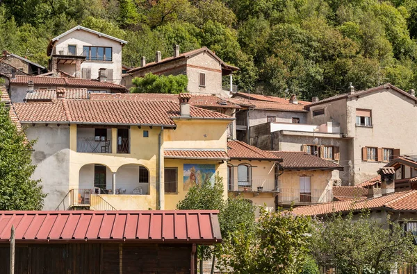 Varese, Lombardy, İtalya 'daki antik boyalı köy Arcumeggia' da duvarlarında resimler olan eski evlerin manzarası