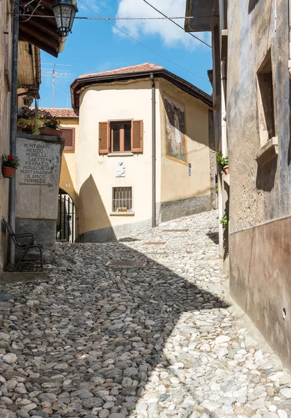 Narrow Cobblestones Streets Paintings Walls Ancient Painted Village Arcumeggia Province — Stock Photo, Image