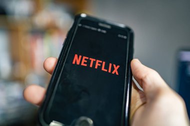 Bangkok, Tayland - 4 Ekim 2021: iPhone 7 Netflix uygulaması ile ekranını gösteriyor.