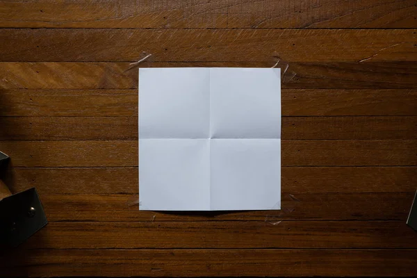 Bílý Čtvercový Papír Připojený Pozadí Dřeva — Stock fotografie
