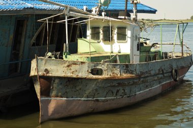 eski paslı römorkör.