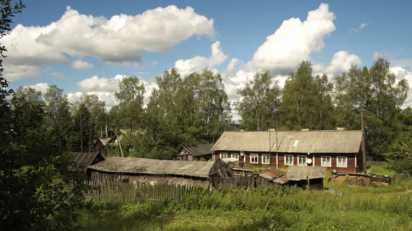 Venkovský dům s přístavby. — Stock fotografie