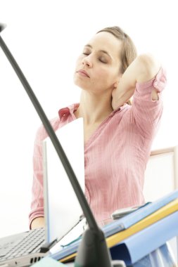 Cervicalgia bir kadın