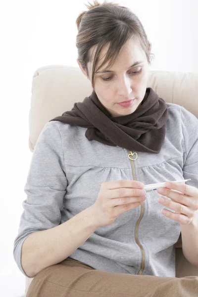 Mujer con fiebre — Foto de Stock