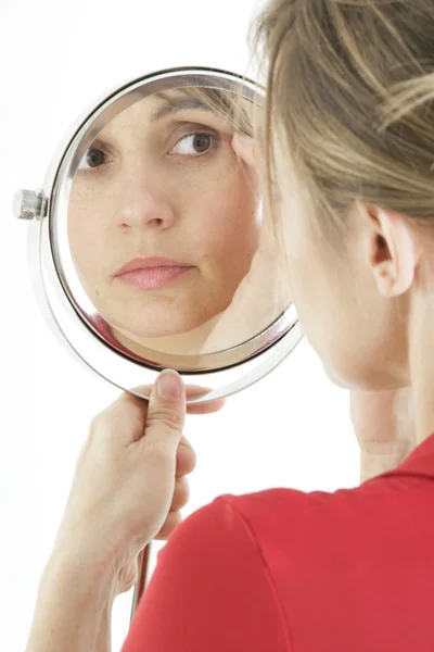 Mujer con espejo — Foto de Stock