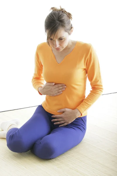 Dolore allo stomaco in una donna — Foto Stock