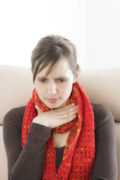 Kvinna med ont i halsen — Stockfoto