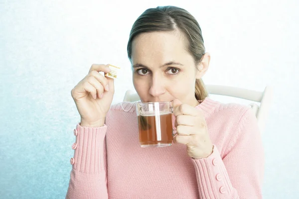 Frau mit Heißgetränk — Stockfoto