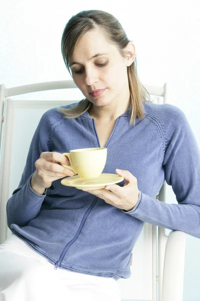 Frau mit Heißgetränk — Stockfoto