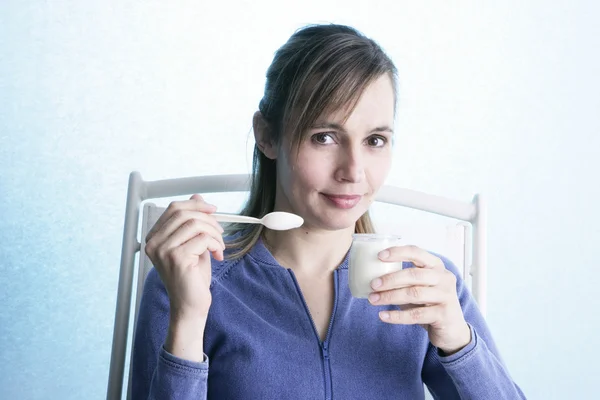 Žena, mléčný výrobek — Stock fotografie