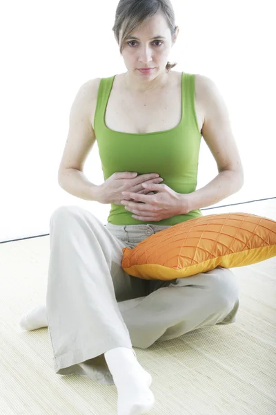 Bauchschmerzen bei einer Frau — Stockfoto