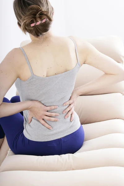 Низкая боль в спине у женщины — стоковое фото