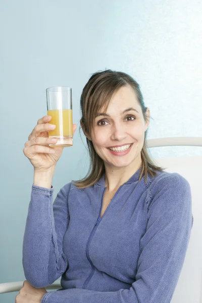 冷たい飲み物を持つ女性 — ストック写真