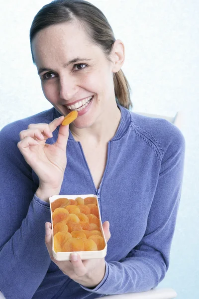 Frau beim Naschen — Stockfoto