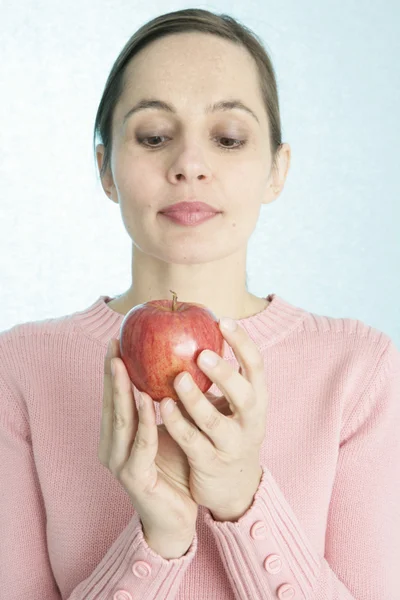 Femme mangeant des fruits — Photo