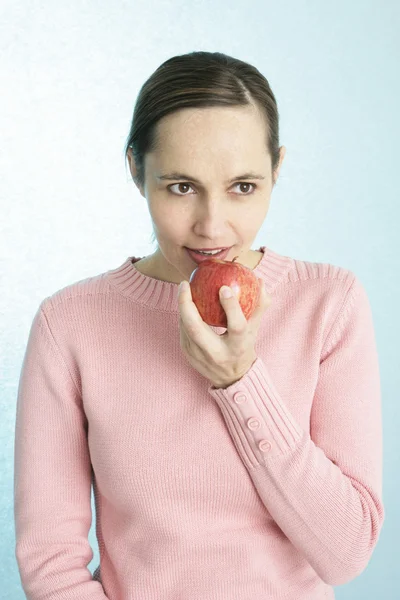Donna che mangia frutta — Foto Stock