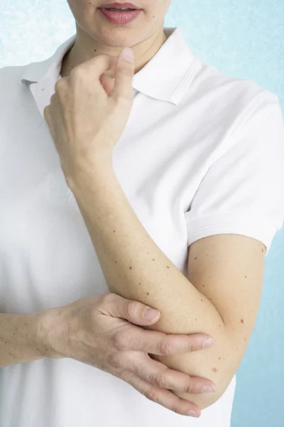 Dolor de codo en una mujer — Foto de Stock