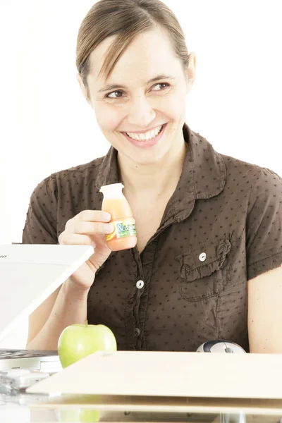 WOMAN com bebida gelada — Fotografia de Stock