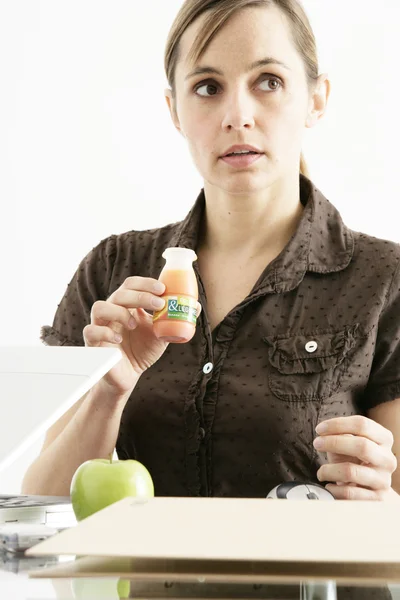 Frau mit kaltem Getränk — Stockfoto