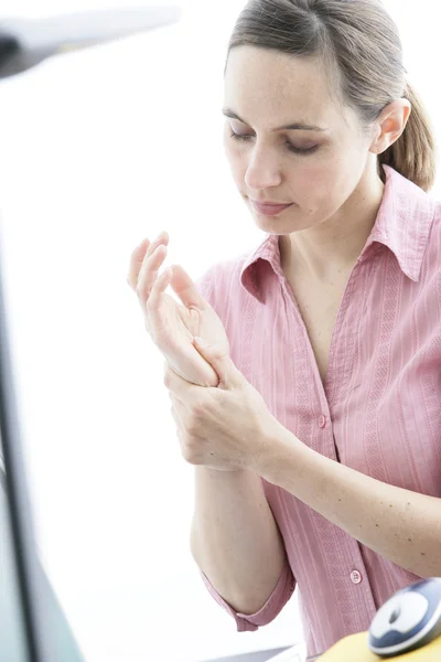 Schmerzen am Handgelenk einer Frau — Stockfoto