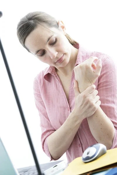 Schmerzen am Handgelenk einer Frau — Stockfoto