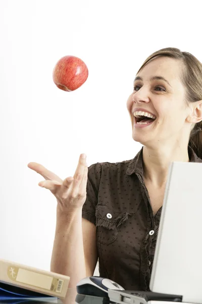 Frau isst Obst — Stockfoto