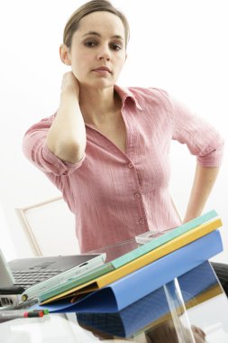 Cervicalgia bir kadın