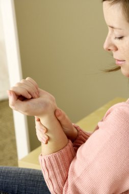 bir kadın ağrılı bilek
