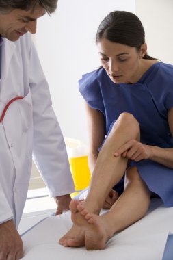 LEG, SYMPTOMATOLOGY IN A WOMAN clipart