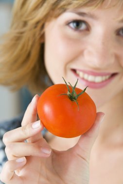 çiğ sebze yiyen kadın