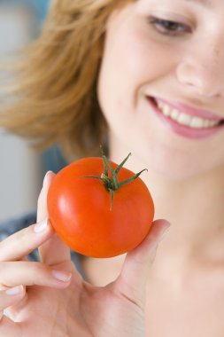 çiğ sebze yiyen kadın