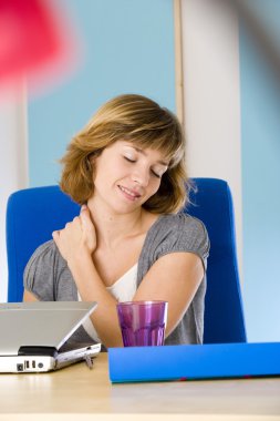 Cervicalgia bir kadın