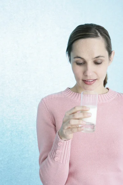 Mulher, produtos lácteos — Fotografia de Stock