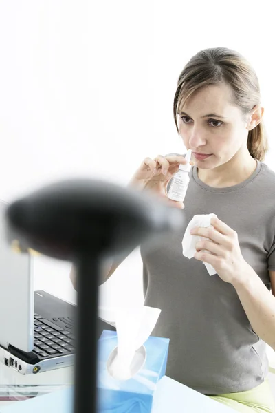 Frau setzt Nasenspray ein — Stockfoto