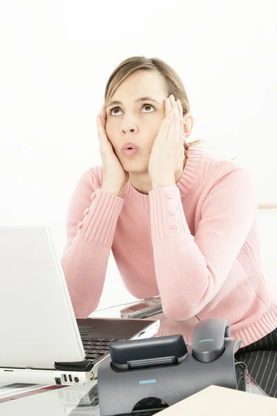 Frau arbeitet — Stockfoto