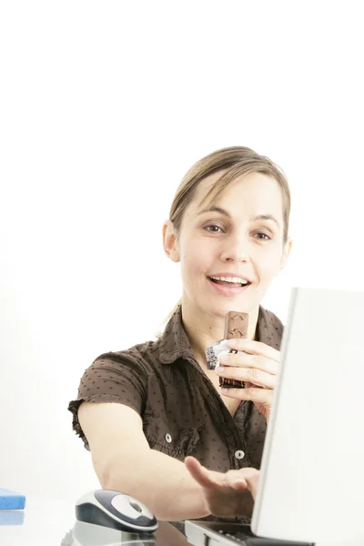 Frau beim Naschen — Stockfoto